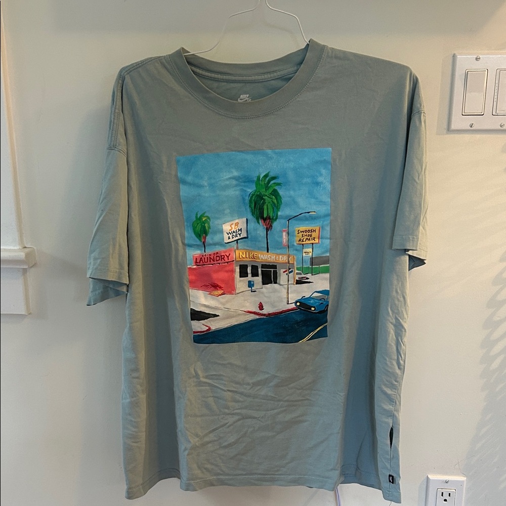 Nike Graphic Tee in Light Gray